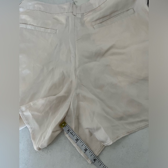 NWT Weekend/ High waisted dress shorts/ Oyster colour/ Silky material/ Size US S - Picture 10 of 10
